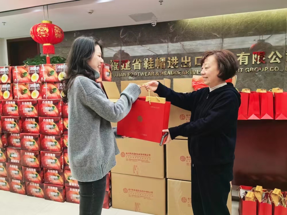 發(fā)放節(jié)日慰問品.jpg